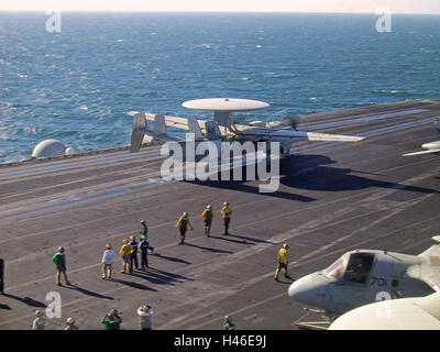 8 mars 2003 Au cours de l'opération Liberté immuable : un E-2C Hawkeye sur l'USS Abraham Lincoln dans le golfe Persique. Banque D'Images