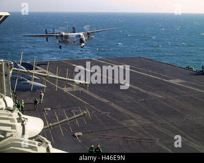 8 mars 2003 Au cours de l'opération Liberté immuable : un C-2A Greyhound atterrit sur l'USS Abraham Lincoln dans le golfe Persique. Banque D'Images