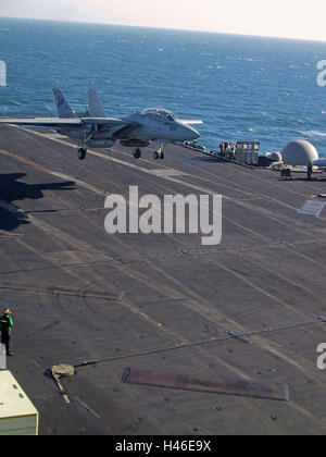 8 mars 2003 Au cours de l'opération Liberté immuable : Un F-14 Tomcat atterrit sur l'USS Abraham Lincoln dans le golfe Persique. Banque D'Images