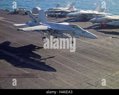 8 mars 2003 Au cours de l'opération Liberté immuable : Un F/A-18 Super Hornet atterrit sur l'USS Abraham Lincoln dans le golfe Persique. Banque D'Images