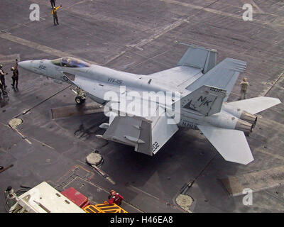 9 mars 2003 Au cours de l'opération Liberté immuable : Un F/A-18 Super Hornet sur l'USS Abraham Lincoln dans le golfe Persique. Banque D'Images