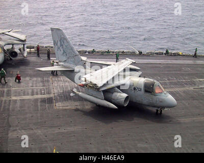 9 mars 2003 Au cours de l'opération Liberté immuable : un S-3B Viking sur l'USS Abraham Lincoln dans le golfe Persique. Banque D'Images