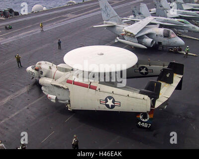 9 mars 2003 Au cours de l'opération Liberté immuable : un E-2C Hawkeye sur l'USS Abraham Lincoln dans le golfe Persique. Banque D'Images