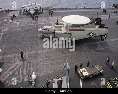 9 mars 2003 Au cours de l'opération Liberté immuable : un E-2C Hawkeye sur l'USS Abraham Lincoln dans le golfe Persique. Banque D'Images