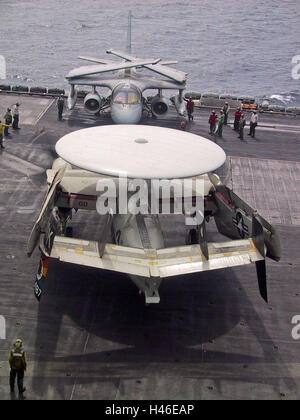 9 mars 2003 Au cours de l'opération Liberté immuable : un E-2C Hawkeye sur l'USS Abraham Lincoln dans le golfe Persique. Banque D'Images