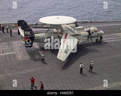 9 mars 2003 Au cours de l'opération Liberté immuable : un E-2C Hawkeye sur l'USS Abraham Lincoln dans le golfe Persique. Banque D'Images