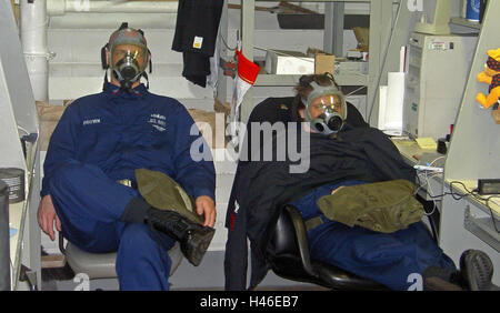 9 mars 2003 lors de l'opération Enduring Freedom : un exercice d'attaque au gaz (CBR) sur l'USS Abraham Lincoln, dans le nord du golfe Persique. Banque D'Images