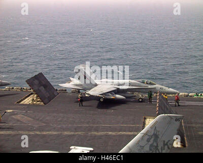 20 mars 2003 l'opération Iraqi Freedom : Un F/A-18 Hornet sur le point de décoller de l'USS Abraham Lincoln dans le golfe Persique. Banque D'Images