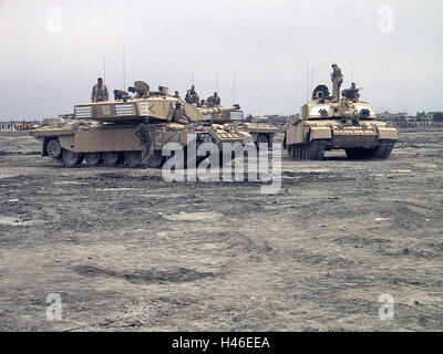 Le 12 avril 2003 British FV4034 réservoirs Challenger 2 dans la banlieue de Bassorah, au sud de l'Iraq. Banque D'Images