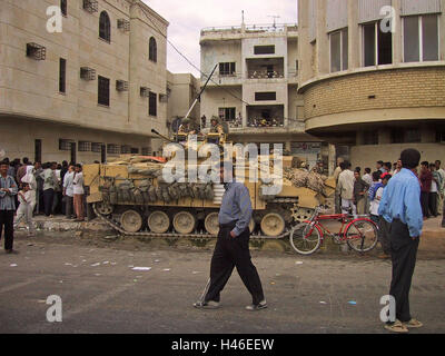 13 avril 2003 soldats britanniques de l'Irish Guards et leur véhicule de combat guerrier à Bassora, en Irak. Banque D'Images