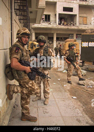13 avril 2003 soldats britanniques de l'Irish Guards à Bassora, en Irak. Banque D'Images