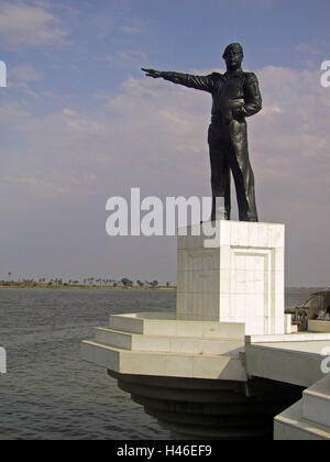 13 avril 2003 une statue de Saddam Hussein dirigé vers l'Iran sur le Chatt al-Arab à Bassorah. Banque D'Images