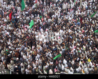 22 avril 2003 Des Milliers de personnes se rassemblent dans la ville Sainte de Karbala pour participer à la première Ahura depuis la chute de Saddam Hussein. Banque D'Images