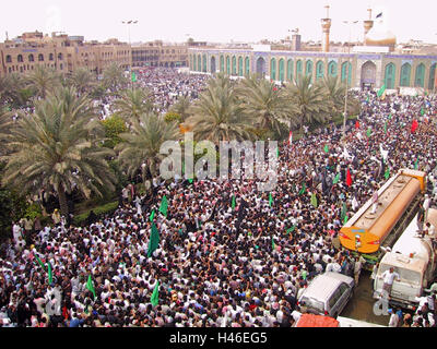 22 avril 2003 Des Milliers de personnes se rassemblent dans la ville Sainte de Karbala pour participer à la première Ahura depuis la chute de Saddam Hussein. Banque D'Images