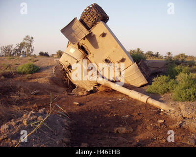 9 juillet 2003 un Irakien T62 de fabrication soviétique se trouve sur le côté du réservoir, à la sortie de l'autoroute 1, à une trentaine de kilomètres au nord de Bagdad, Iraq. Banque D'Images