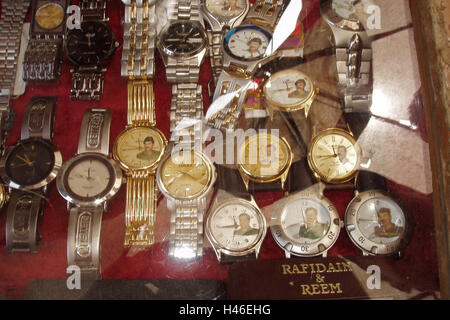 11 juillet 2003 Faux 'Saddam' montres à vendre dans le "marché des voleurs" à Bagdad, Iraq. Banque D'Images