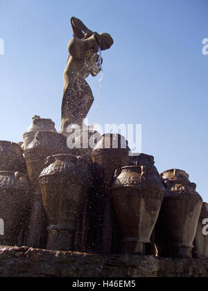 15 novembre 2003 une statue de la jeune fille esclave Morgiana qui verse de l'huile bouillante dans 37 pots de stockage sur la place Kahramana, Bagdad. Banque D'Images