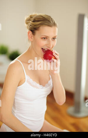 Jeune femme mange une pomme, Banque D'Images