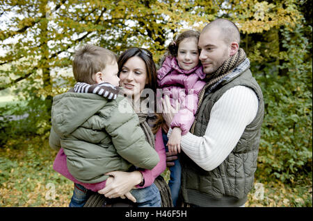 Famille avec deux enfants à l'automne, Banque D'Images
