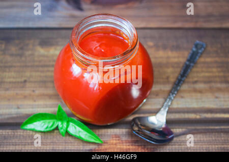 Ketchup maison dans un bocal en verre de sauce tomate. Banque D'Images