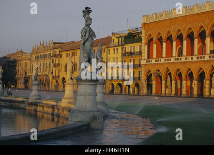 L'Italie, Padoue, Prato della Valle, canal, statue, Banque D'Images