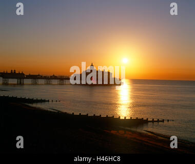 Plage et jetée de Sussex Eastbourne Banque D'Images