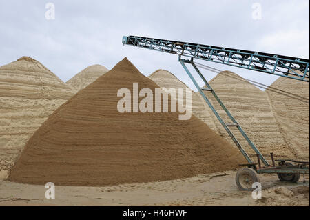 La colline de sable, convoyeur à bande, ciel, cloudies tas de sable, sable, sable, montagne, colline, heap, rivière de sable, Grabsand, l'économie, l'industrie du bâtiment, Baggersand, transporte, s'accumuler, entassés, couleurs, est décédé, personne, Banque D'Images