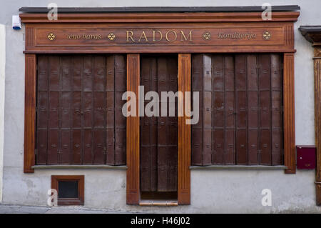 La Lituanie, Vilnius, Vieille Ville, Domininkonu Gatve, confiserie 'Paris', d'entrée, volets roulants, portes fermées, boutiques, Banque D'Images