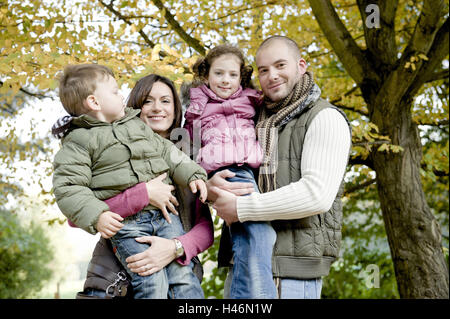 Les parents et deux enfants à l'automne, Banque D'Images