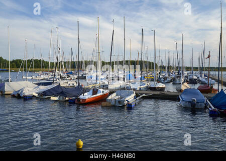 Marina sur le lac de Cospuden Markkleeberg, Leipzig, Saxe, Allemagne Banque D'Images