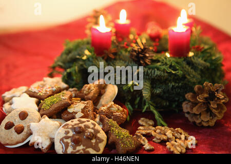 Couronne de l'Avent, quatre bougies allumées, gâteau de Noël, Banque D'Images