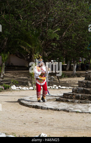 Peopole populaire mexicain dans un typipcal exibiting performance ancienne Banque D'Images