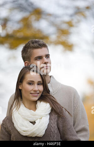 Jeune couple, stand, parc, automne, embrasser, Banque D'Images