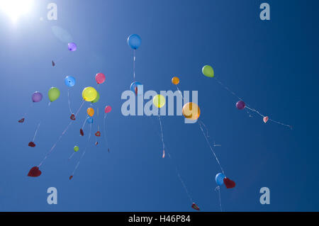 Ciel bleu, des ballons avec des ambassades, Banque D'Images