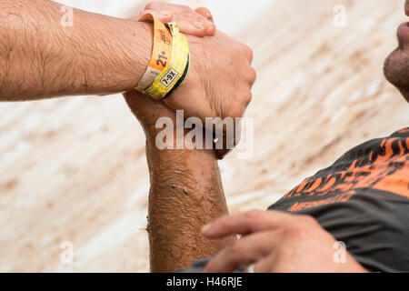 Tough Mudder concurrents à un obstacle d'aider à monter l'angle mur système pyramidal Banque D'Images