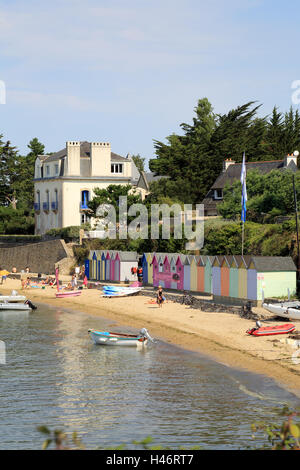 Plage à marée haute avec des cabines de plage et des catamarans, Le Lerio, Ile aux Moines, Golfe du Morbihan, Bretagne, Bretagne, France Banque D'Images