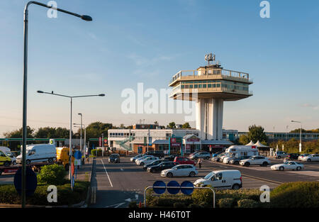 Forton (Lancaster) Services, UK, sur l'autoroute M6. Le restaurant Tour Pennine (1965) est un bâtiment classé (maintenant fermé) Banque D'Images