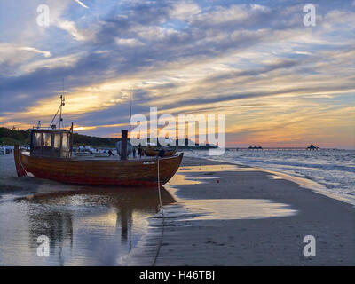 Bateau de pêche sur la plage, Nice, l'île d'Usedom, Allemagne Banque D'Images