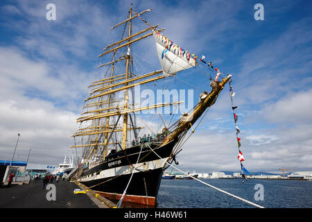 Quatre-mâts barque russe de voile navire Kruzenshtern à port Banque D'Images