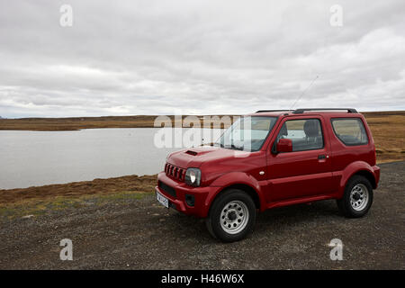 Suzuki jimny 4x4 voiture de location par un lac en Islande thingvellir Banque D'Images