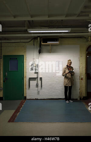 Her Majesty's Prison la lecture, l'Angleterre a ouvert ses portes au public en 2016 - un visiteur se lit sur l'art Banque D'Images