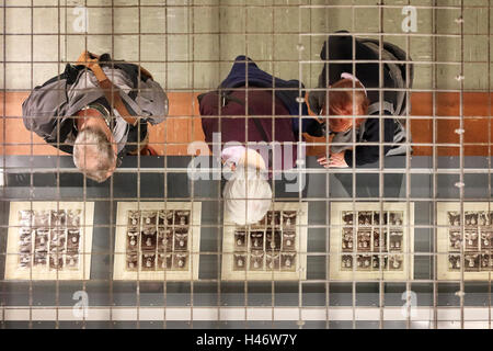 Her Majesty's Prison la lecture, l'Angleterre a ouvert ses portes au public en 2016 - visiteurs examiner photos de ex-détenus Banque D'Images