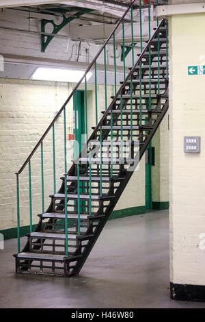 Her Majesty's Prison la lecture, l'Angleterre a ouvert ses portes au public en 2016 - escalier sur rez-de-chaussée avec sortie à côté Banque D'Images