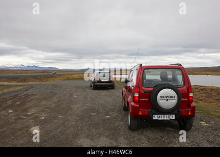 Suzuki jimny 4x4 voiture de location par un lac en Islande thingvellir Banque D'Images