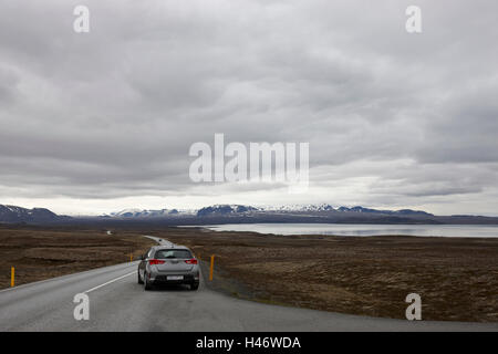 Les voitures qui circulent à vélo 36 thingvallavegur par route Golden circle thingvellir Islande Banque D'Images