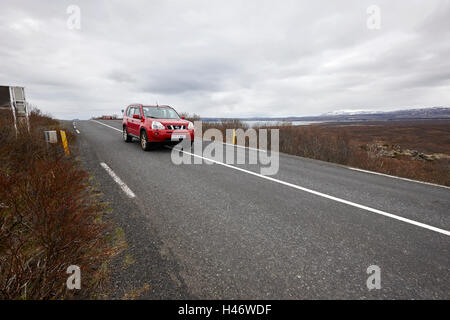 Les voitures qui circulent à vélo 36 thingvallavegur par route Golden circle thingvellir Islande Banque D'Images