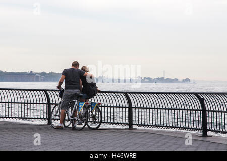 Libre au cours de promenade en vélo le long de la rivière Banque D'Images