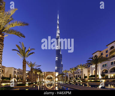 Burj Khalifa, la plus haute tour du monde, illuminé de fête pendant les célébrations pour l'anniversaire de l'eau, la photographie de nuit, le centre-ville de Dubaï, aux Émirats arabes unis,