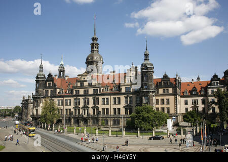 Allemagne, Saxe, Dresde, place du théâtre, la résidence lock, passant, ville, vue sur la ville, centre-ville, la construction, l'architecture, l'attaque d'househusband, tours, résidence, Wettiner, Renaissance, le tourisme, la statue, la personne, la rue, la ville de fer, Banque D'Images