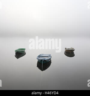 Bateaux de pêche dans un épais brouillard, Edersee, Allemagne Banque D'Images